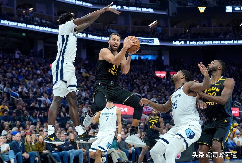 包含NBA史蒂芬库里上演三分豪取分超越莱克纳的词条