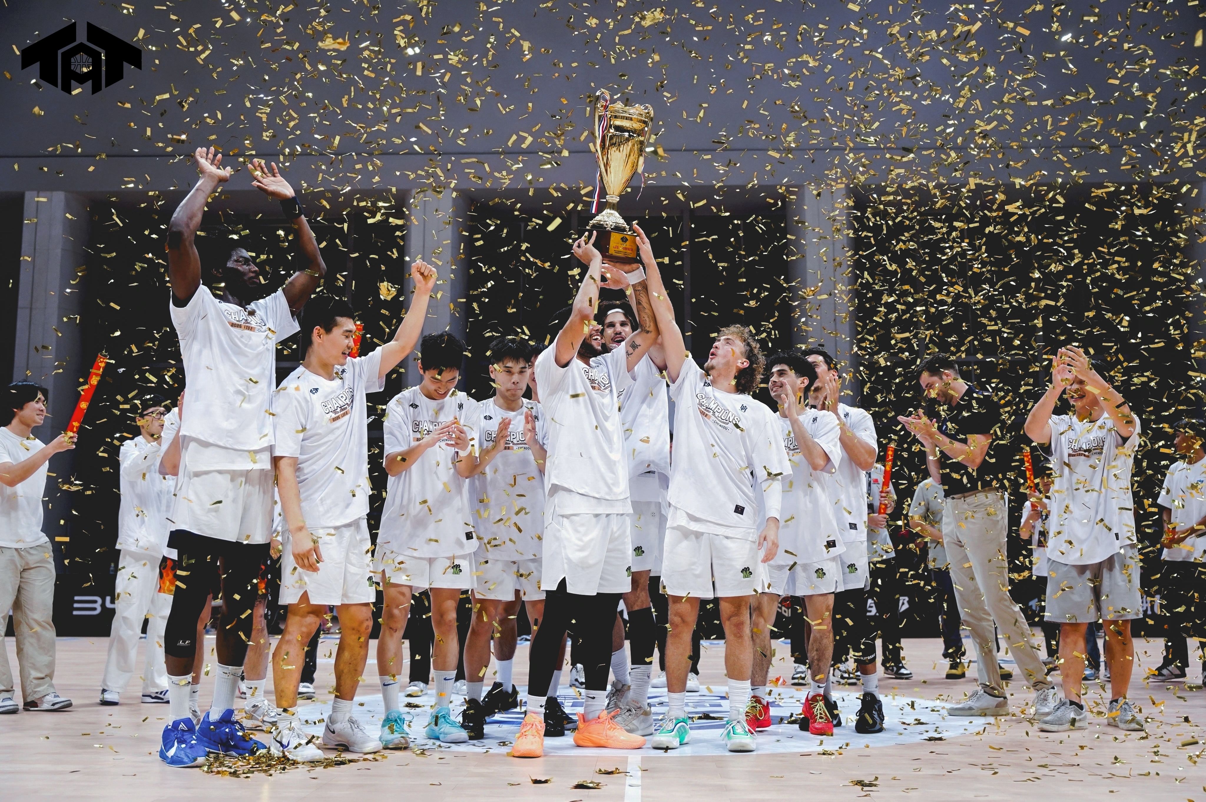 世俱杯决赛-篮球赛季最后一轮比赛精彩纷呈，球队奋力拼搏的简单介绍