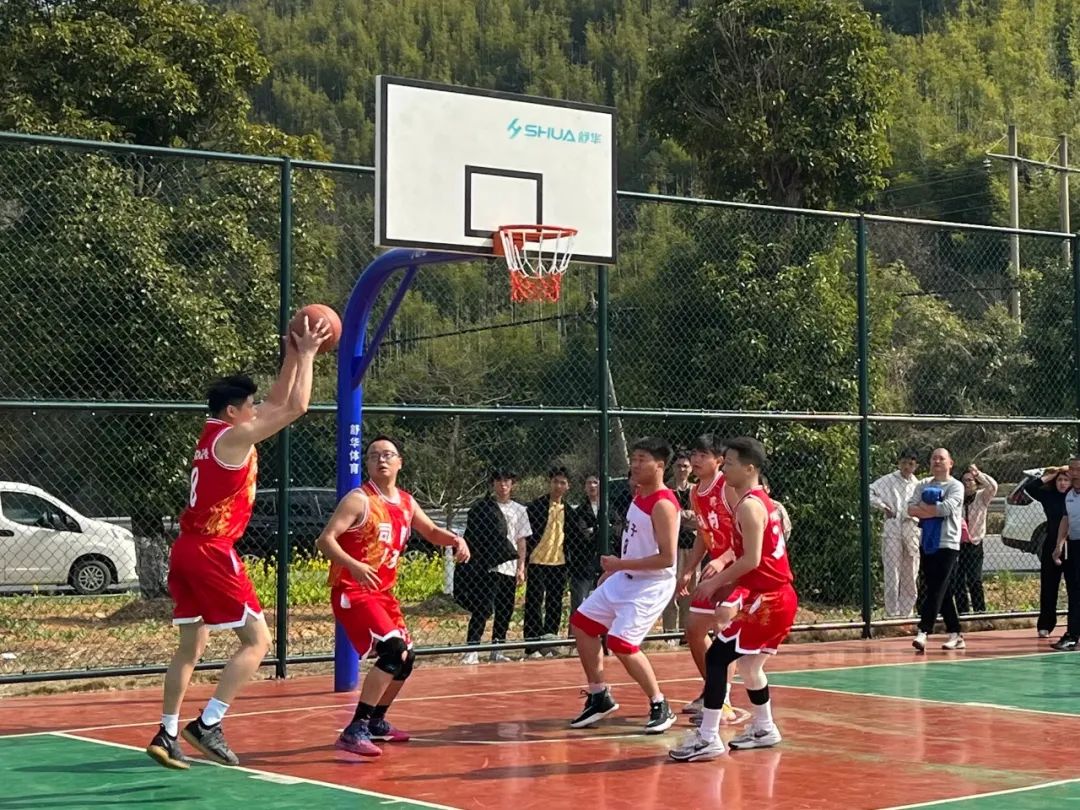 篮球赛季最后一轮比赛精彩纷呈，球队奋力拼搏的简单介绍