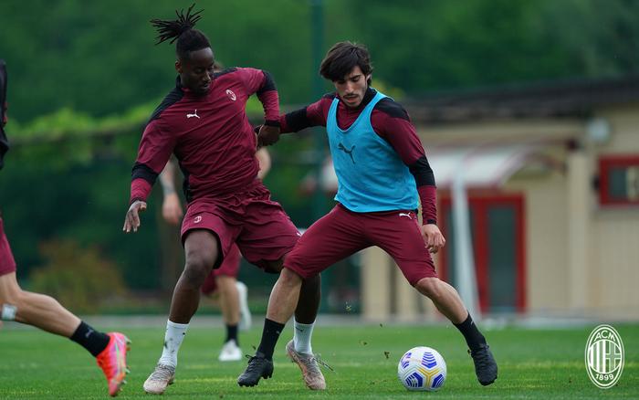 AC米兰球员合练积极，备战意甲最新一轮比赛