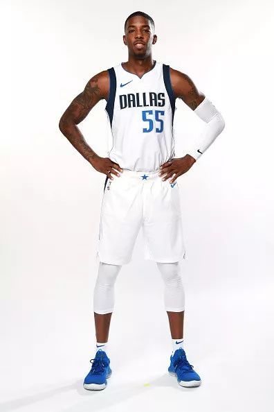 小牛击败雷霆，冲击季后赛资格