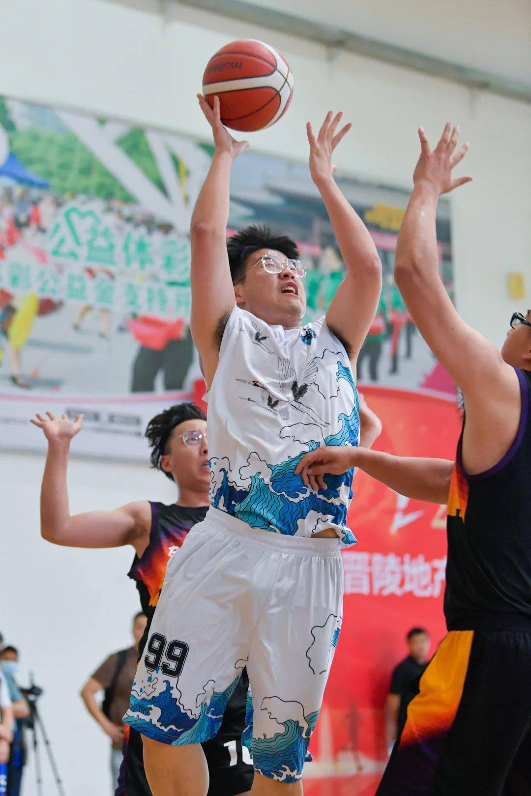 世俱杯冠军-南美洲篮球职业联赛揭幕战闪耀登场，球员们奋力拼搏